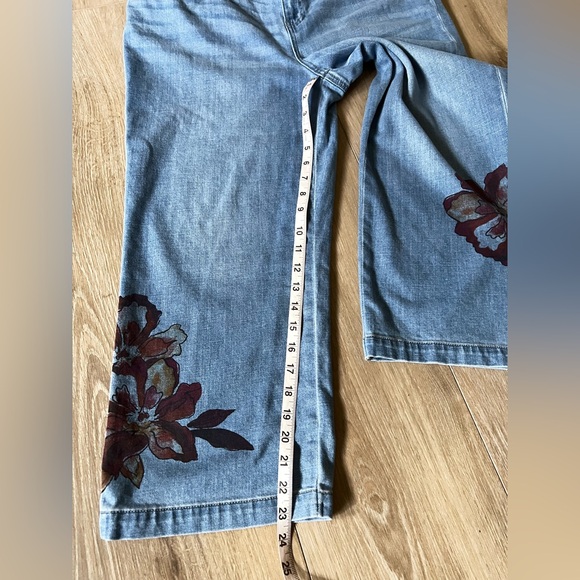 CHICOS Straighten Leg Crop Printed Jeans EUC - Picture 4 of 8